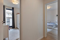 Dit ruime appartement met 3 slaapkamers, 2 badkamers, 2 terrassen, een kelderruimte en een ondergrondse autostaanplaats bevindt zich op de 7de verdieping van de prestigieuze Residentie BELVIEW, in het hart van de Europese wijk.
Dankzij de hoekligging en d