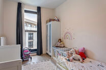Dit ruime appartement met 3 slaapkamers, 2 badkamers, 2 terrassen, een kelderruimte en een ondergrondse autostaanplaats bevindt zich op de 7de verdieping van de prestigieuze Residentie BELVIEW, in het hart van de Europese wijk.
Dankzij de hoekligging en d