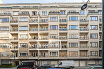 Dit stijlvolle appartement met &eacute;&eacute;n slaapkamer, 2 terrassen en 2 ruime zolderbergingen bevindt zich op de 2de verdieping van een uitstekend gelegen gebouw in de Europese wijk, tussen Schumann en het Warandepark.

Het appartement is als volgt ingedeeld: B