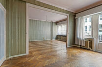 Dit stijlvolle appartement met &eacute;&eacute;n slaapkamer, 2 terrassen en 2 ruime zolderbergingen bevindt zich op de 2de verdieping van een uitstekend gelegen gebouw in de Europese wijk, tussen Schumann en het Warandepark.

Het appartement is als volgt ingedeeld: B