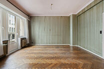 Dit stijlvolle appartement met &eacute;&eacute;n slaapkamer, 2 terrassen en 2 ruime zolderbergingen bevindt zich op de 2de verdieping van een uitstekend gelegen gebouw in de Europese wijk, tussen Schumann en het Warandepark.

Het appartement is als volgt ingedeeld: B