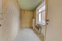 Dit stijlvolle appartement met &eacute;&eacute;n slaapkamer, 2 terrassen en 2 ruime zolderbergingen bevindt zich op de 2de verdieping van een uitstekend gelegen gebouw in de Europese wijk, tussen Schumann en het Warandepark.

Het appartement is als volgt ingedeeld: B