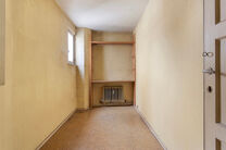 Dit stijlvolle appartement met &eacute;&eacute;n slaapkamer, 2 terrassen en 2 ruime zolderbergingen bevindt zich op de 2de verdieping van een uitstekend gelegen gebouw in de Europese wijk, tussen Schumann en het Warandepark.

Het appartement is als volgt ingedeeld: B