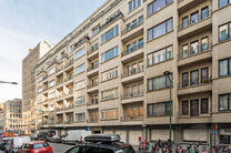 Dit stijlvolle appartement met &eacute;&eacute;n slaapkamer, 2 terrassen en 2 ruime zolderbergingen bevindt zich op de 2de verdieping van een uitstekend gelegen gebouw in de Europese wijk, tussen Schumann en het Warandepark.

Het appartement is als volgt ingedeeld: B