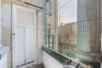 Dit stijlvolle appartement met &eacute;&eacute;n slaapkamer, 2 terrassen en 2 ruime zolderbergingen bevindt zich op de 2de verdieping van een uitstekend gelegen gebouw in de Europese wijk, tussen Schumann en het Warandepark.

Het appartement is als volgt ingedeeld: B