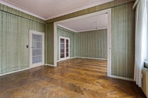 Dit stijlvolle appartement met &eacute;&eacute;n slaapkamer, 2 terrassen en 2 ruime zolderbergingen bevindt zich op de 2de verdieping van een uitstekend gelegen gebouw in de Europese wijk, tussen Schuman en het Warandepark.

Het appartement is als volgt ingedeeld: Bi