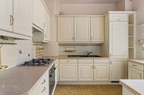 Dit stijlvolle appartement met &eacute;&eacute;n slaapkamer, 2 terrassen en 2 ruime zolderbergingen bevindt zich op de 2de verdieping van een uitstekend gelegen gebouw in de Europese wijk, tussen Schuman en het Warandepark.

Het appartement is als volgt ingedeeld: Bi