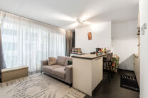 Dit recent gebouwde appartement met 1 slaapkamer geniet een uitstekende locatie, recht tegenover de trendy Kanaalwijk en in de buurt van Tour & Taxis en het Rogierplein.

Gelegen op de 3de verdieping, biedt het appartement een zuidoostelijk geori&euml;nteerd 