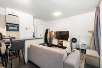 Dit recent gebouwde appartement met 1 slaapkamer geniet een uitstekende locatie, recht tegenover de trendy Kanaalwijk en in de buurt van Tour & Taxis en het Rogierplein.

Gelegen op de 3de verdieping, biedt het appartement een zuidoostelijk geori&euml;nteerd 