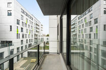 Dit recent gebouwde appartement met 1 slaapkamer geniet een uitstekende locatie, recht tegenover de trendy Kanaalwijk en in de buurt van Tour & Taxis en het Rogierplein.

Gelegen op de 3de verdieping, biedt het appartement een zuidoostelijk geori&euml;nteerd 