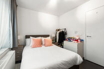 Dit recent gebouwde appartement met 1 slaapkamer geniet een uitstekende locatie, recht tegenover de trendy Kanaalwijk en in de buurt van Tour & Taxis en het Rogierplein.

Gelegen op de 3de verdieping, biedt het appartement een zuidoostelijk geori&euml;nteerd 