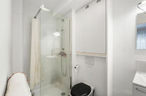 Dit recent gebouwde appartement met 1 slaapkamer geniet een uitstekende locatie, recht tegenover de trendy Kanaalwijk en in de buurt van Tour & Taxis en het Rogierplein.

Gelegen op de 3de verdieping, biedt het appartement een zuidoostelijk geori&euml;nteerd 