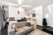 Dit recent gebouwde appartement met 1 slaapkamer geniet een uitstekende locatie, recht tegenover de trendy Kanaalwijk en in de buurt van Tour & Taxis en het Rogierplein.

Gelegen op de 3de verdieping, biedt het appartement een zuidoostelijk geori&euml;nteerd 
