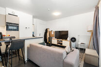 Dit recent gebouwde appartement met 1 slaapkamer geniet een uitstekende locatie, recht tegenover de trendy Kanaalwijk en in de buurt van Tour & Taxis en het Rogierplein.

Gelegen op de 3de verdieping, biedt het appartement een zuidoostelijk geori&euml;nteerd 