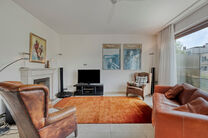 Dit prachtig afgewerkte 2-slaapkamer appartement, gelegen in de gewilde Solbosch-wijk, biedt een unieke kans om te wonen nabij het groene Ter Kamerenbos, de Abdij Ter Kameren en de prestigieuze Louisalaan. Het appartement bevindt zich op de vierde verdiep