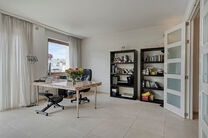 Dit prachtig afgewerkte 2-slaapkamer appartement, gelegen in de gewilde Solbosch-wijk, biedt een unieke kans om te wonen nabij het groene Ter Kamerenbos, de Abdij Ter Kameren en de prestigieuze Louisalaan. Het appartement bevindt zich op de vierde verdiep