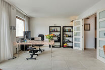 Dit prachtig afgewerkte 2-slaapkamer appartement, gelegen in de gewilde Solbosch-wijk, biedt een unieke kans om te wonen nabij het groene Ter Kamerenbos, de Abdij Ter Kameren en de prestigieuze Louisalaan. Het appartement bevindt zich op de vierde verdiep