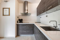 Dit prachtig afgewerkte 2-slaapkamer appartement, gelegen in de gewilde Solbosch-wijk, biedt een unieke kans om te wonen nabij het groene Ter Kamerenbos, de Abdij Ter Kameren en de prestigieuze Louisalaan. Het appartement bevindt zich op de vierde verdiep