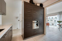 Dit prachtig afgewerkte 2-slaapkamer appartement, gelegen in de gewilde Solbosch-wijk, biedt een unieke kans om te wonen nabij het groene Ter Kamerenbos, de Abdij Ter Kameren en de prestigieuze Louisalaan. Het appartement bevindt zich op de vierde verdiep