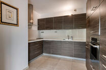 Dit prachtig afgewerkte 2-slaapkamer appartement, gelegen in de gewilde Solbosch-wijk, biedt een unieke kans om te wonen nabij het groene Ter Kamerenbos, de Abdij Ter Kameren en de prestigieuze Louisalaan. Het appartement bevindt zich op de vierde verdiep