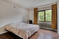 Dit prachtig afgewerkte 2-slaapkamer appartement, gelegen in de gewilde Solbosch-wijk, biedt een unieke kans om te wonen nabij het groene Ter Kamerenbos, de Abdij Ter Kameren en de prestigieuze Louisalaan. Het appartement bevindt zich op de vierde verdiep