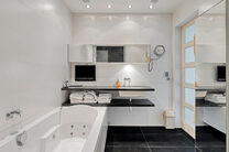 Dit prachtig afgewerkte 2-slaapkamer appartement, gelegen in de gewilde Solbosch-wijk, biedt een unieke kans om te wonen nabij het groene Ter Kamerenbos, de Abdij Ter Kameren en de prestigieuze Louisalaan. Het appartement bevindt zich op de vierde verdiep
