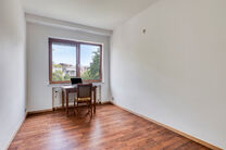 Dit prachtig afgewerkte 2-slaapkamer appartement, gelegen in de gewilde Solbosch-wijk, biedt een unieke kans om te wonen nabij het groene Ter Kamerenbos, de Abdij Ter Kameren en de prestigieuze Louisalaan. Het appartement bevindt zich op de vierde verdiep