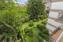 Dit prachtig afgewerkte 2-slaapkamer appartement, gelegen in de gewilde Solbosch-wijk, biedt een unieke kans om te wonen nabij het groene Ter Kamerenbos, de Abdij Ter Kameren en de prestigieuze Louisalaan. Het appartement bevindt zich op de vierde verdiep
