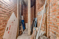Dit prachtig afgewerkte 2-slaapkamer appartement, gelegen in de gewilde Solbosch-wijk, biedt een unieke kans om te wonen nabij het groene Ter Kamerenbos, de Abdij Ter Kameren en de prestigieuze Louisalaan. Het appartement bevindt zich op de vierde verdiep