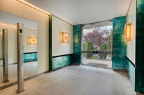 Dit prachtig afgewerkte 2-slaapkamer appartement, gelegen in de gewilde Solbosch-wijk, biedt een unieke kans om te wonen nabij het groene Ter Kamerenbos, de Abdij Ter Kameren en de prestigieuze Louisalaan. Het appartement bevindt zich op de vierde verdiep