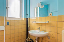 Dit stijlvolle appartement met &eacute;&eacute;n slaapkamer, 2 terrassen en 2 ruime zolderbergingen bevindt zich op de 2de verdieping van een uitstekend gelegen gebouw in de Europese wijk, tussen Schuman en het Warandepark.

Het appartement is als volgt ingedeeld: Bi