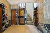 Dit stijlvolle appartement met &eacute;&eacute;n slaapkamer, 2 terrassen en 2 ruime zolderbergingen bevindt zich op de 2de verdieping van een uitstekend gelegen gebouw in de Europese wijk, tussen Schuman en het Warandepark.

Het appartement is als volgt ingedeeld: Bi