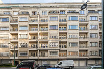 Dit stijlvolle appartement met &eacute;&eacute;n slaapkamer, 2 terrassen en 2 ruime zolderbergingen bevindt zich op de 2de verdieping van een uitstekend gelegen gebouw in de Europese wijk, tussen Schuman en het Warandepark.

Het appartement is als volgt ingedeeld: Bi