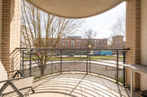 Dit lichtrijke 1 slaapkamers appartement is uitstekend gelegen in de gegeerde wijk &ldquo;De Jacht&rdquo; in Etterbeek, op wandelafstand van de VUB- en ULB-campussen en op de grens met Sint-Pieters-Woluwe (Chant d&rsquo;Oiseau) en Oudergem.

Het appartement heeft een