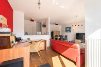 Dit lichtrijke 1 slaapkamers appartement is uitstekend gelegen in de gegeerde wijk &ldquo;De Jacht&rdquo; in Etterbeek, op wandelafstand van de VUB- en ULB-campussen en op de grens met Sint-Pieters-Woluwe (Chant d&rsquo;Oiseau) en Oudergem.

Het appartement heeft een