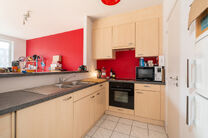 Dit lichtrijke 1 slaapkamers appartement is uitstekend gelegen in de gegeerde wijk &ldquo;De Jacht&rdquo; in Etterbeek, op wandelafstand van de VUB- en ULB-campussen en op de grens met Sint-Pieters-Woluwe (Chant d&rsquo;Oiseau) en Oudergem.

Het appartement heeft een