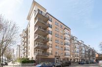 Dit lichtrijke 1 slaapkamers appartement is uitstekend gelegen in de gegeerde wijk &ldquo;De Jacht&rdquo; in Etterbeek, op wandelafstand van de VUB- en ULB-campussen en op de grens met Sint-Pieters-Woluwe (Chant d&rsquo;Oiseau) en Oudergem.

Het appartement heeft een