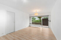 Dit gelijkvloers appartement met 1 slaapkamers en ruim terras (20m&sup2;) met uitzicht op een parkachtige gemeenschappelijke tuin en kelder is gelegen in een residenti&euml;le wijk.
Het appartement ligt in een rustige, groene woonwijk in Evere, met alle voorzieni