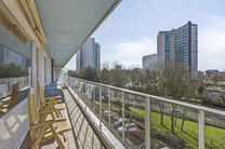 Dit lichtrijke appartement met twee slaapkamers en een terras van 16 m² bevindt zich op de vierde verdieping en biedt een mooi, groen uitzicht. Gelegen in een rustige, residentiële buurt, geniet u hier van privacy en comfort.

De inkomhal met ingebouwde