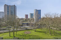 Dit lichtrijke appartement met twee slaapkamers en een terras van 16 m² bevindt zich op de vierde verdieping en biedt een mooi, groen uitzicht. Gelegen in een rustige, residentiële buurt, geniet u hier van privacy en comfort.

De inkomhal met ingebouwde