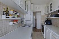 Dit lichtrijke appartement met twee slaapkamers en een terras van 16 m² bevindt zich op de vierde verdieping en biedt een mooi, groen uitzicht. Gelegen in een rustige, residentiële buurt, geniet u hier van privacy en comfort.

De inkomhal met ingebouwde