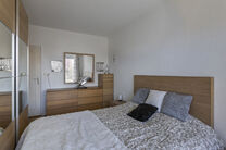 Dit lichtrijke appartement met twee slaapkamers en een terras van 16 m² bevindt zich op de vierde verdieping en biedt een mooi, groen uitzicht. Gelegen in een rustige, residentiële buurt, geniet u hier van privacy en comfort.

De inkomhal met ingebouwde