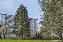 Dit lichtrijke appartement met twee slaapkamers en een terras van 16 m² bevindt zich op de vierde verdieping en biedt een mooi, groen uitzicht. Gelegen in een rustige, residentiële buurt, geniet u hier van privacy en comfort.

De inkomhal met ingebouwde