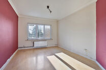 Dit duplexappartement op de tweede verdieping beschikt over 2 slaapkamers, 2 badkamers, 2 toiletten en een terras op het zuidwesten. Het is gelegen in een kleinschalige mede-eigendom met slechts drie appartementen.

Via de inkomhal komt u terecht in de ru
