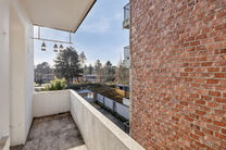 Dit duplexappartement op de tweede verdieping beschikt over 2 slaapkamers, 2 badkamers, 2 toiletten en een terras op het zuidwesten. Het is gelegen in een kleinschalige mede-eigendom met slechts drie appartementen.

Via de inkomhal komt u terecht in de ru