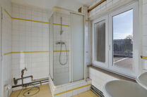 Dit duplexappartement op de tweede verdieping beschikt over 2 slaapkamers, 2 badkamers, 2 toiletten en een terras op het zuidwesten. Het is gelegen in een kleinschalige mede-eigendom met slechts drie appartementen.

Via de inkomhal komt u terecht in de ru