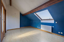 Dit duplexappartement op de tweede verdieping beschikt over 2 slaapkamers, 2 badkamers, 2 toiletten en een terras op het zuidwesten. Het is gelegen in een kleinschalige mede-eigendom met slechts drie appartementen.

Via de inkomhal komt u terecht in de ru