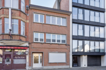 Dit duplexappartement op de tweede verdieping beschikt over 2 slaapkamers, 2 badkamers, 2 toiletten en een terras op het zuidwesten. Het is gelegen in een kleinschalige mede-eigendom met slechts drie appartementen.

Via de inkomhal komt u terecht in de ru