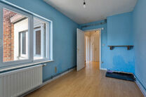 Dit duplexappartement op de tweede verdieping beschikt over 2 slaapkamers, 2 badkamers, 2 toiletten en een terras op het zuidwesten. Het is gelegen in een kleinschalige mede-eigendom met slechts drie appartementen.

Via de inkomhal komt u terecht in de ru