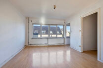 Dit duplexappartement op de tweede verdieping beschikt over 2 slaapkamers, 2 badkamers, 2 toiletten en een terras op het zuidwesten. Het is gelegen in een kleinschalige mede-eigendom met slechts drie appartementen.

Via de inkomhal komt u terecht in de ru